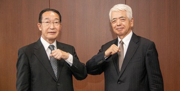 退任の笠井聰夫前会長（左）と新任の佐藤正夫新会長